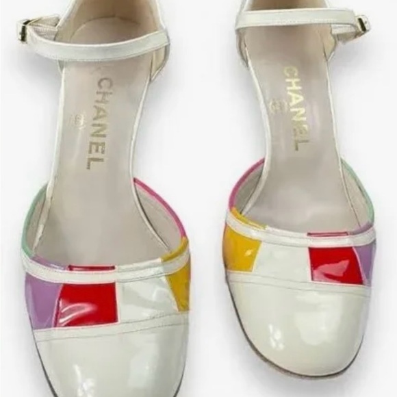 CHANEL Pink and White Mary Jane Heels with Vintage Charm - Picture 2 of 4